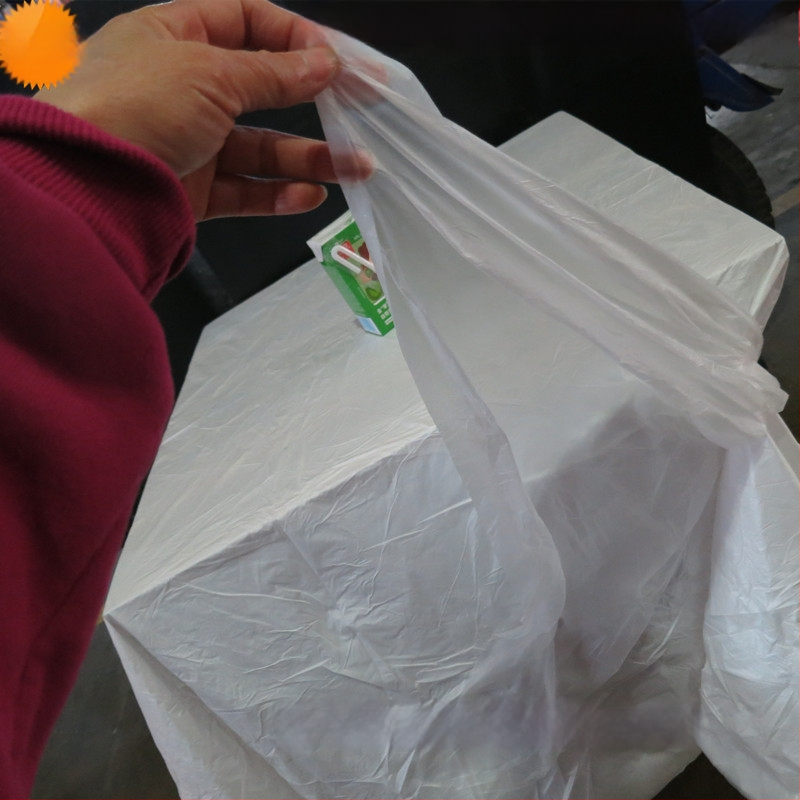 Egyszer használatos négyzet alakú műanyag asztalterítő, vastagított szaténhatás, vastagság 1, csomagolás 100 darab, catering, éttermek és szállodák számára