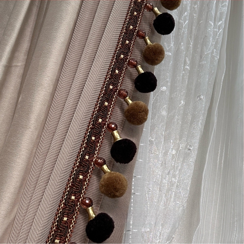 Užuolaidų aksesuaras – pūkota kamuolė, medžiaga: audinys, šiuolaikinis minimalistinis stilius, pritaikomas, produkto kodas 202401205