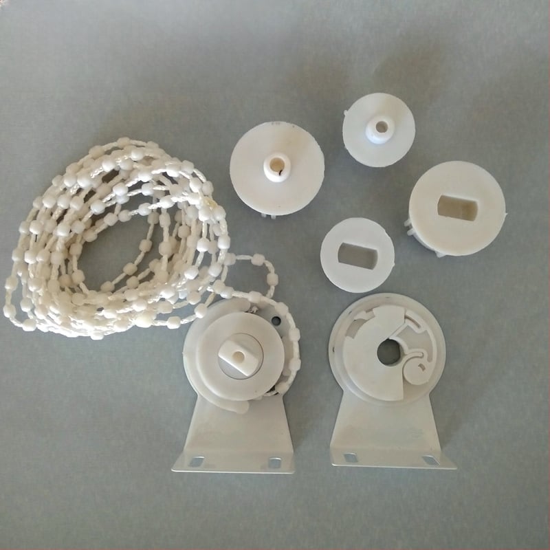 Roletės langams su geležiniu laikikliu, šiuolaikiškas minimalistinis stilius