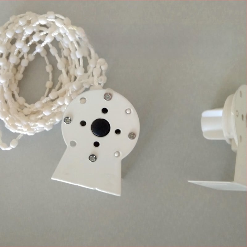 Roletės langams su geležiniu laikikliu, šiuolaikiškas minimalistinis stilius