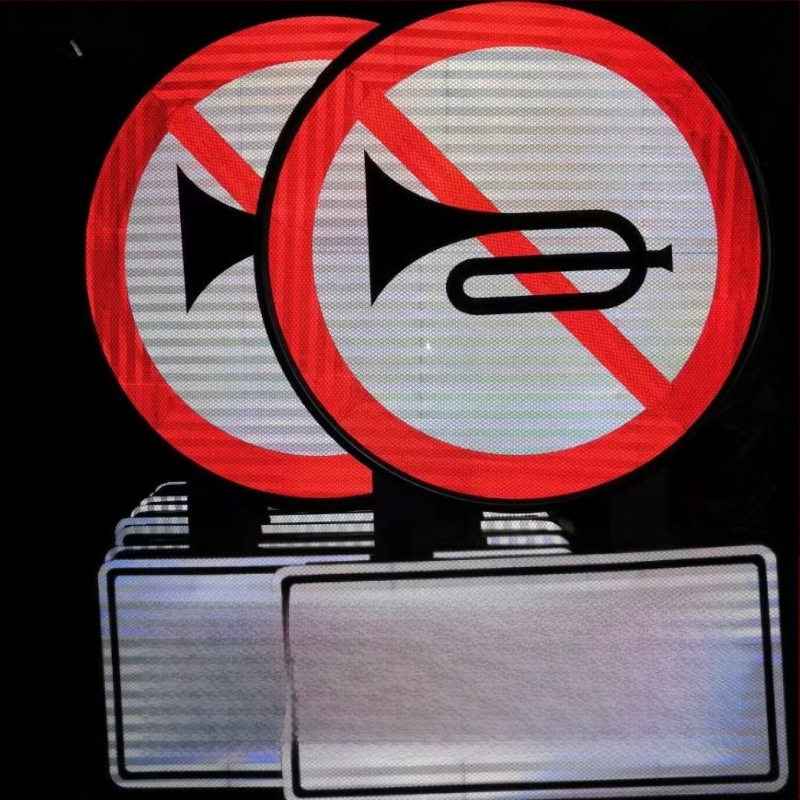 Reflektív alumínium útjelző tábla nemzeti és megyei utakra; sebességkorlátozás és figyelmeztető tábla