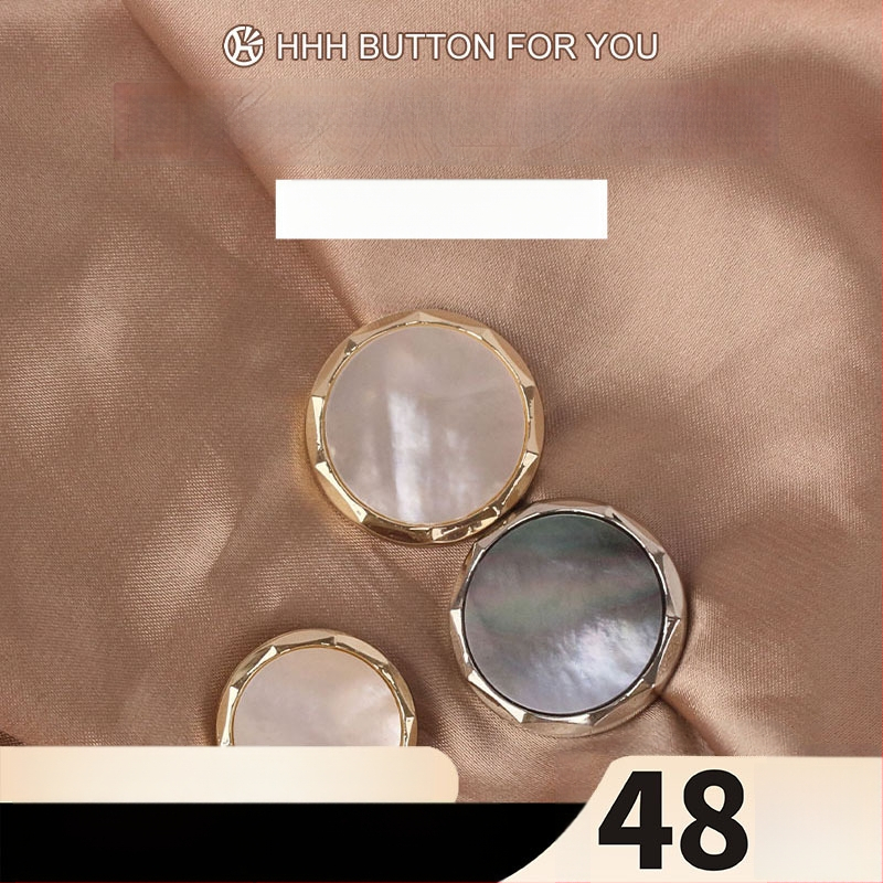 Ruházathoz való fém kagyló gombok (Anyag: ötvözet natúr gyöngyház; Szerkezet: fém kézi varrással készült hát; Alkalmazás: dzsekik, kabátok, öltönyök, inget, ruhák)