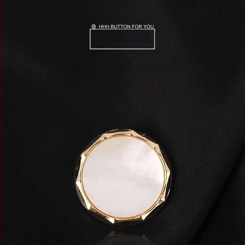 Ruházathoz való fém kagyló gombok (Anyag: ötvözet natúr gyöngyház; Szerkezet: fém kézi varrással készült hát; Alkalmazás: dzsekik, kabátok, öltönyök, inget, ruhák)