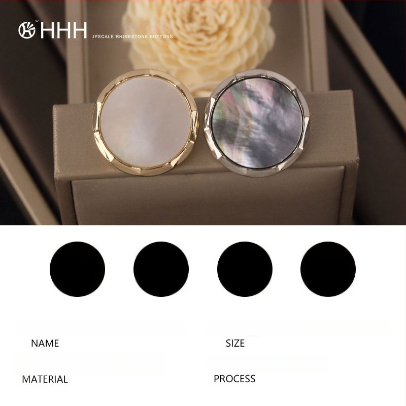 Ruházathoz való fém kagyló gombok (Anyag: ötvözet natúr gyöngyház; Szerkezet: fém kézi varrással készült hát; Alkalmazás: dzsekik, kabátok, öltönyök, inget, ruhák)