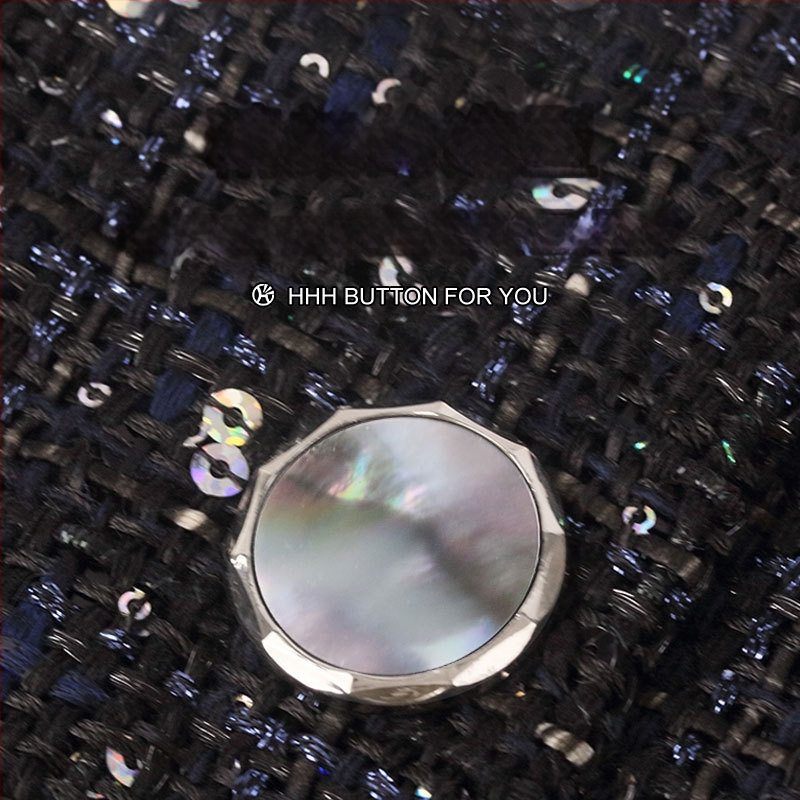 Ruházathoz való fém kagyló gombok (Anyag: ötvözet natúr gyöngyház; Szerkezet: fém kézi varrással készült hát; Alkalmazás: dzsekik, kabátok, öltönyök, inget, ruhák)