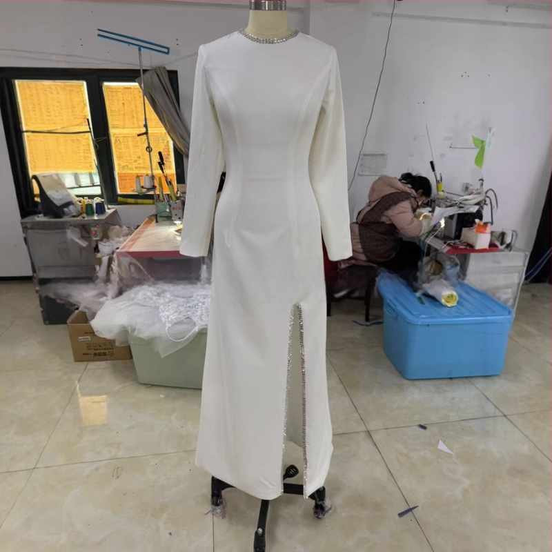 Esküvői ruha hosszú ujjú, hosszú szoknya, középmagas derekú, hercegnői sziluett, tavasz 2025