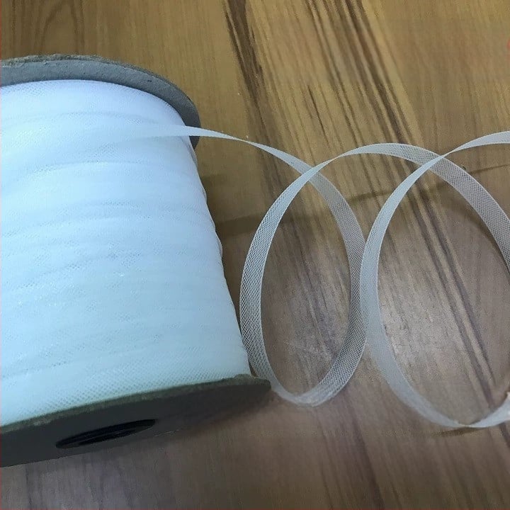 Elastinga tinklinė juosta su žuvies kaulo raštu vestuvinėms suknelėms ir Lotynų šokių sijonams; medžiaga: poliesteris; tinka namų tekstilėms ir drabužiams.