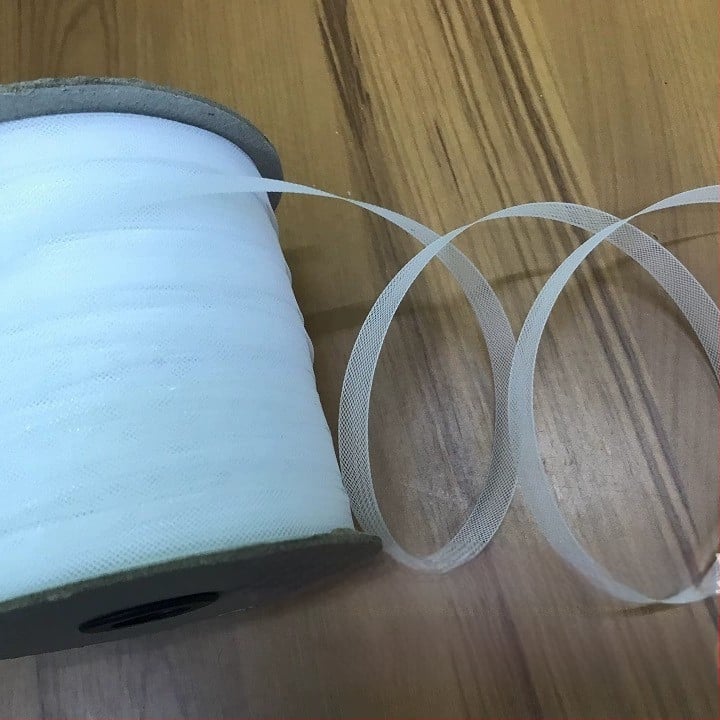 Elastinga tinklinė juosta su žuvies kaulo raštu vestuvinėms suknelėms ir Lotynų šokių sijonams; medžiaga: poliesteris; tinka namų tekstilėms ir drabužiams.