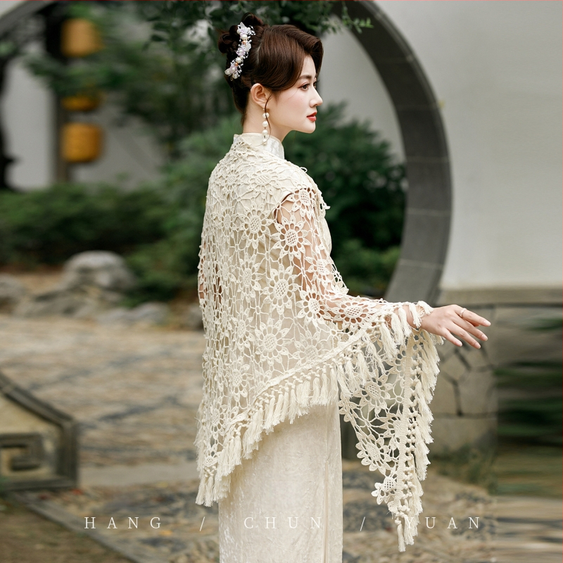 Дамски кардиган-шал със ажурна плетка и пискюли със слънчоглед, триъгълен шал - пролет и есен, полиестер