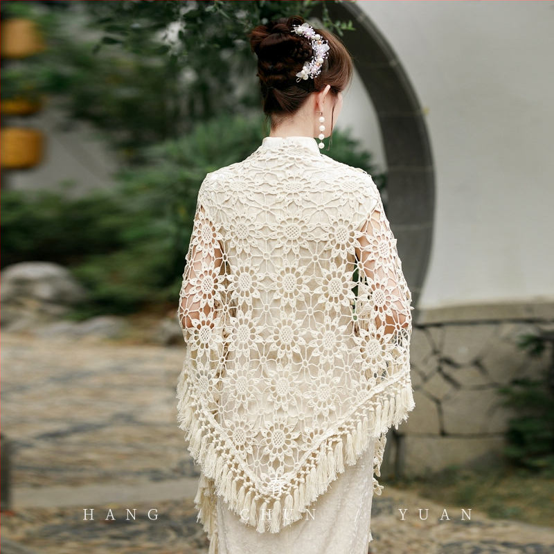 Дамски кардиган-шал със ажурна плетка и пискюли със слънчоглед, триъгълен шал - пролет и есен, полиестер