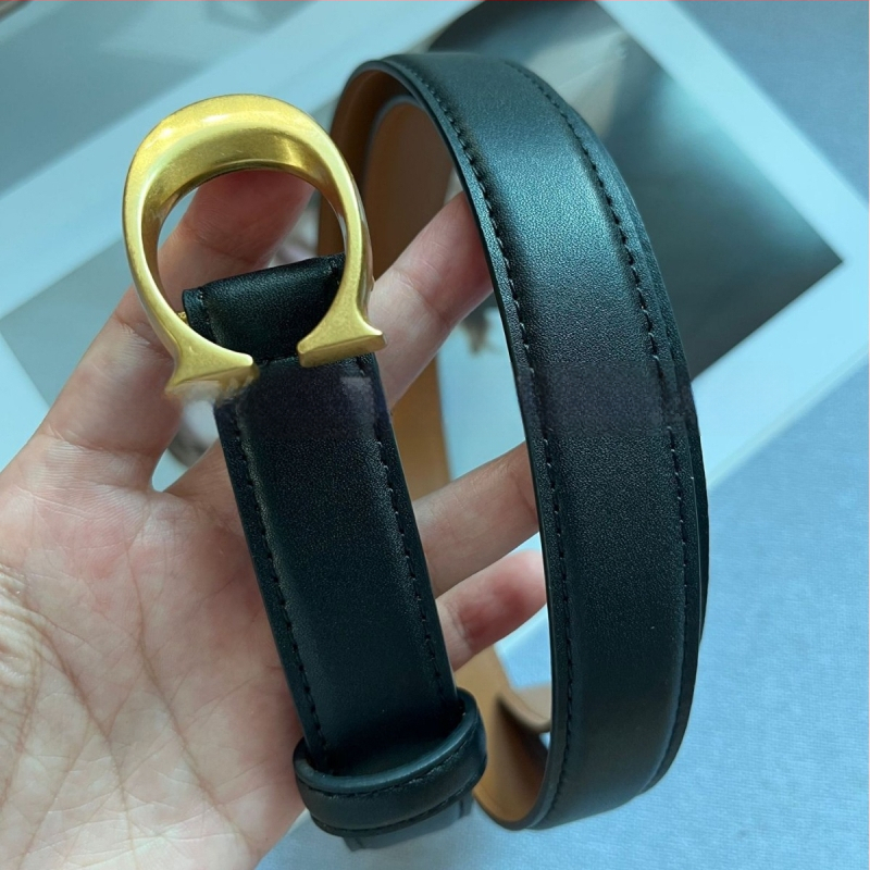 Унисекс кожен пояс от естествена телешка кожа с голяма буква C на катарамата, медна катарама, автоматично закопчаване, електроплакиран финиш