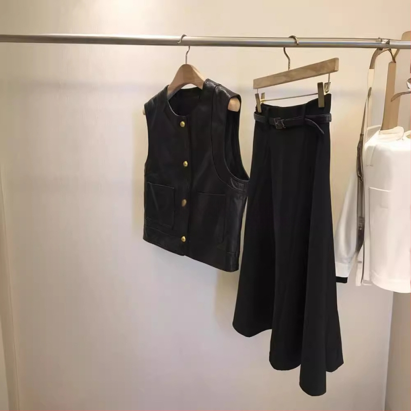 Женски безръкав жилет от PU кожа, свободен силует, кръгло деколте, закопчаване с един ред катарами