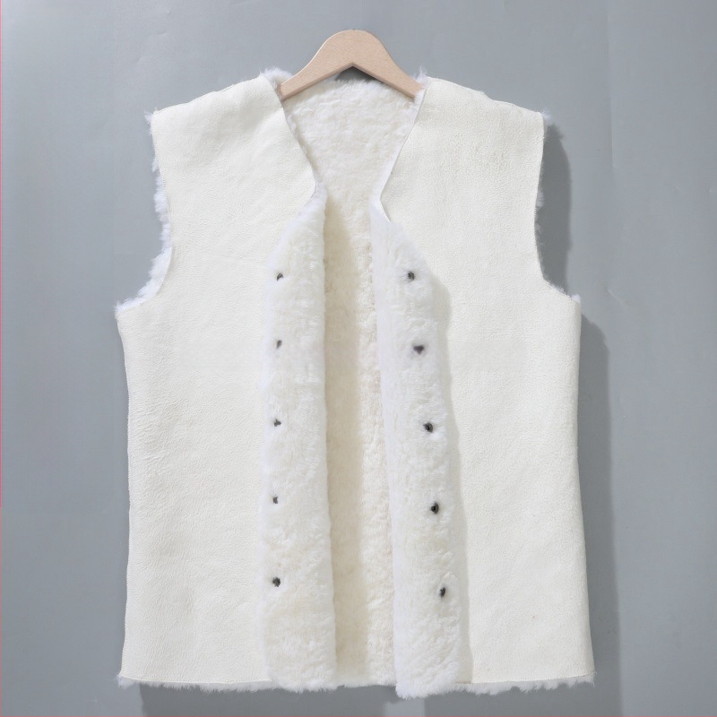 Жилет от зайче козина, качулка, V-образно деколте, едностранно закопчаване, зимна топлина