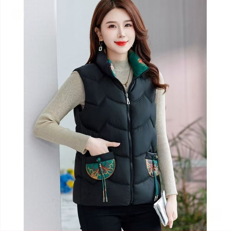 Дамска бодирана квилирана жилетка за зима със стояща яка и едно копче; основна тъкан: спандекс; пълнител: полиестер