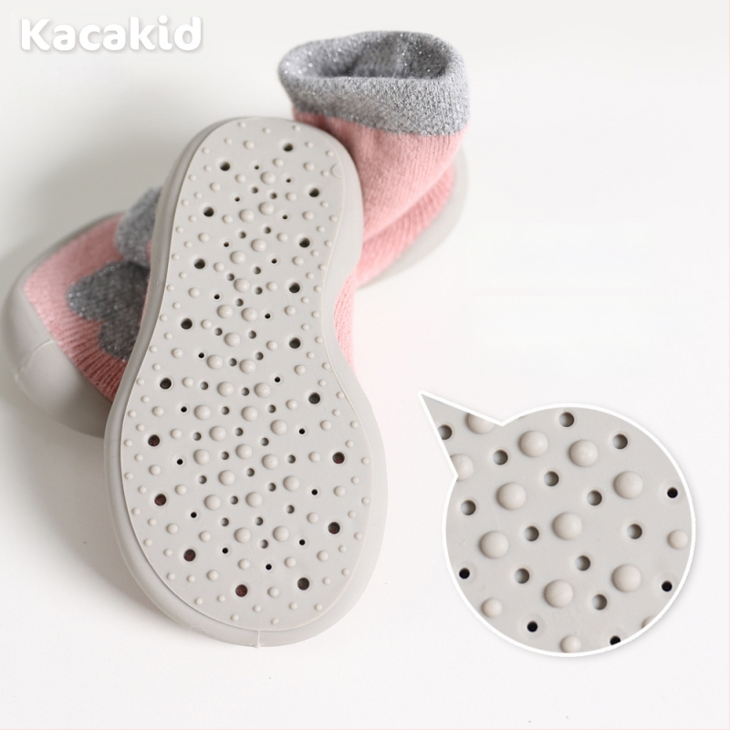 Libisemiskindlad talvised siseruumide kingad beebidele ja väikelastele – puuvillane materjal, triibuline ja karikatuur kujundus, 1–3 aastat