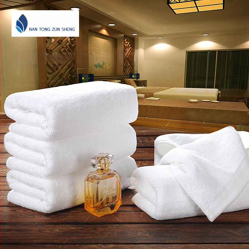 Hotelska kupaonska krpa od 100% pamuka, 800 gsm, bijela, s ispisanim logom; mogućnost privatne oznake.