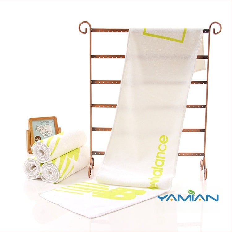 Sporta dvieli ar izdrukātu logotipu, 400 g, šķiedru maisījums (poliesters/kokvilna/ķīmiskā šķiedra), pielāgojama, ūdens uzsūkšanās 5–10 s