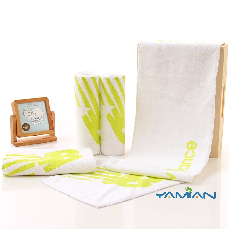 Sporta dvieli ar izdrukātu logotipu, 400 g, šķiedru maisījums (poliesters/kokvilna/ķīmiskā šķiedra), pielāgojama, ūdens uzsūkšanās 5–10 s