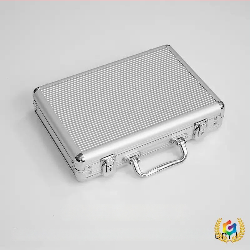 Alumíniumötvözet chipbox, 200-as típus, csíkos dizájnnal és kerek sarkokkal – alkalmas pókerhez és kockákhoz, testreszabható, 18 darabos készlet