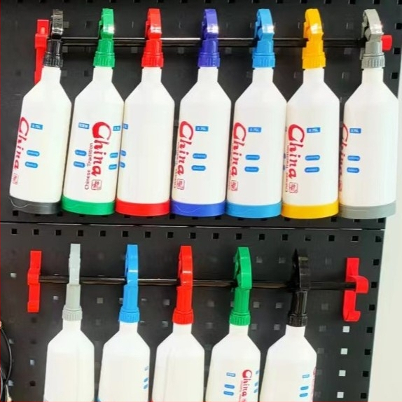 Automobilio priežiūros rinkinys: purškimo buteliukas, valymo pirštinės, rankšluostis ir pakabiklis; medžiaga: inžineriniai plastikai; prekės ženklas XJL; pritaikomas