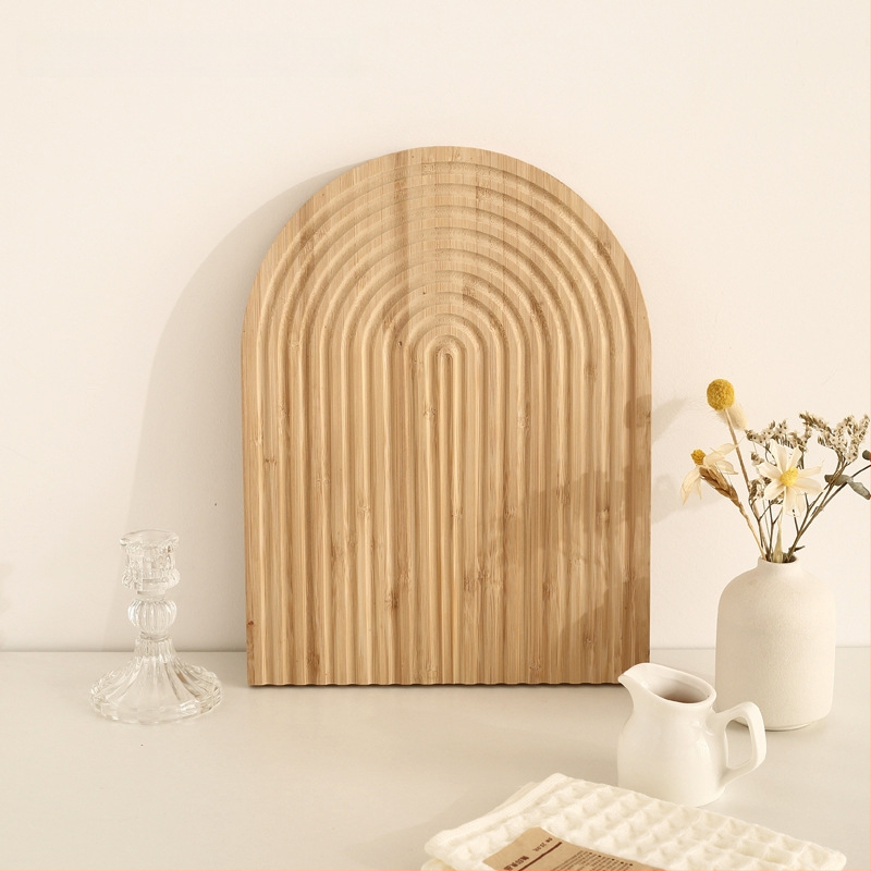 Nereguliarus medinis padėklas dekoracijoms ir laikymui, šiaurietiško stiliaus, rankomis piešta paviršius, dryžių raštas, skersmuo 11–13.9 cm.