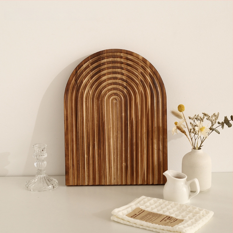 Nereguliarus medinis padėklas dekoracijoms ir laikymui, šiaurietiško stiliaus, rankomis piešta paviršius, dryžių raštas, skersmuo 11–13.9 cm.