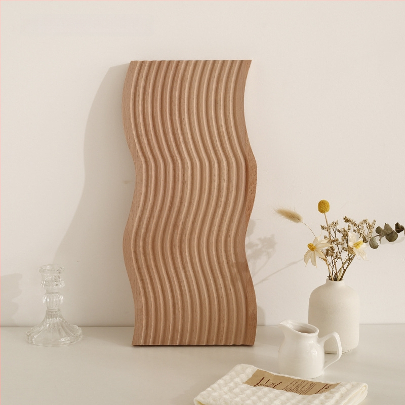 Nereguliarus medinis padėklas dekoracijoms ir laikymui, šiaurietiško stiliaus, rankomis piešta paviršius, dryžių raštas, skersmuo 11–13.9 cm.