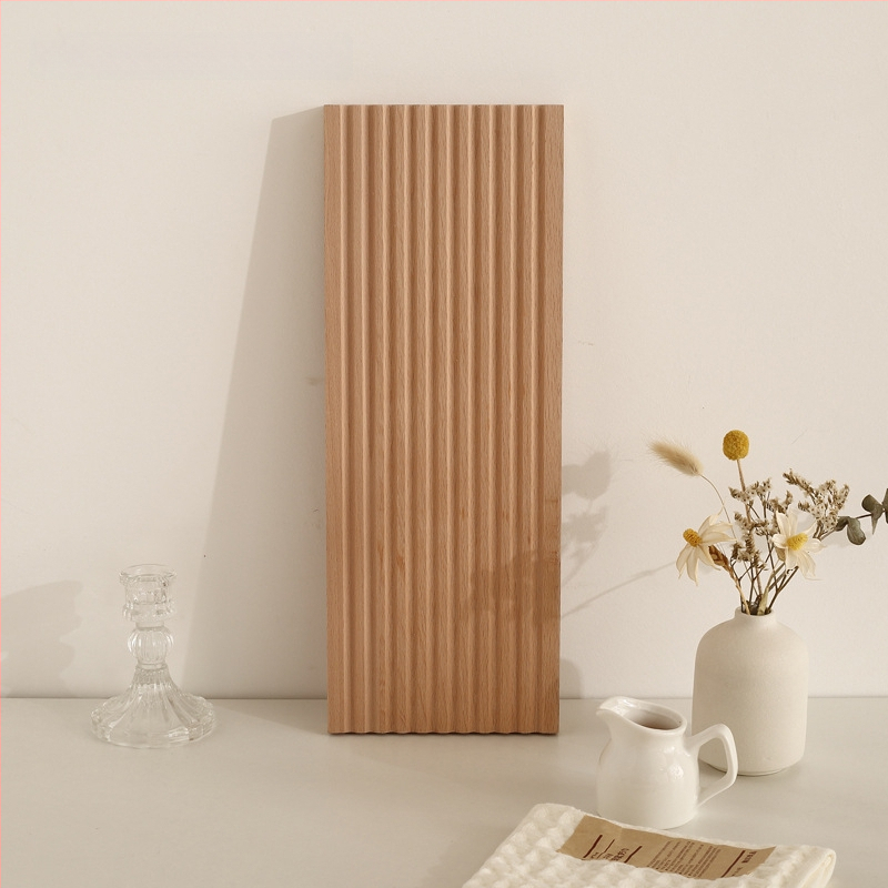 Nereguliarus medinis padėklas dekoracijoms ir laikymui, šiaurietiško stiliaus, rankomis piešta paviršius, dryžių raštas, skersmuo 11–13.9 cm.