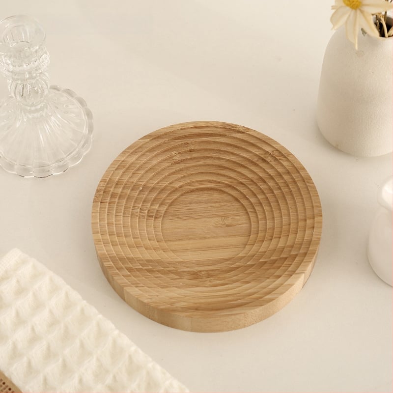 Nereguliarus medinis padėklas dekoracijoms ir laikymui, šiaurietiško stiliaus, rankomis piešta paviršius, dryžių raštas, skersmuo 11–13.9 cm.