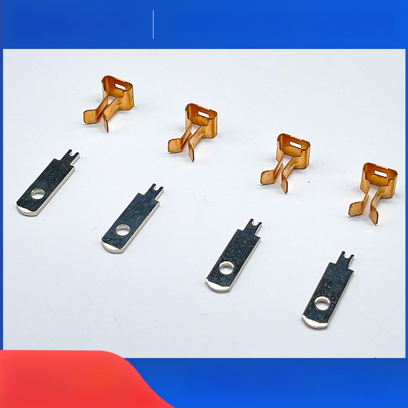 Universāls kontaktu rozete komplekts ar vara kontaktu atsperēm, kontaktu plāksnēm un korpusa ievietojumiem – saderīgs ar EU/US/UK standartiem