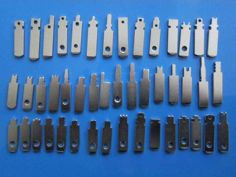 Elektriskā strāvas spraudņa pin - niķelēts dzelzs; vara pārklājums pēc niķelēšanas uzlabotai vadītspējai; Modelis: Ķīnas/ASV noteikumi