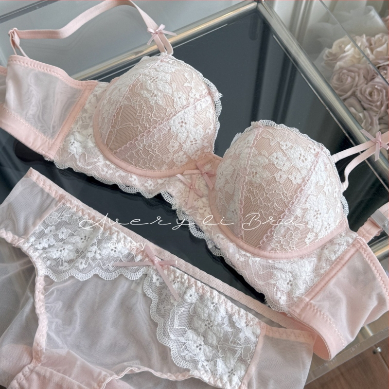 Krūšturių komplektas, nėrinių nailonas; Taurė 3/4; Taurės forma: viršuje plona, apačioje stora; Nuimamos dvigubos petnešėlės; Nugaros užsegimas su keturiais kabliukais ir kilpomis (Nėriniai nailonas; Taurė 3/4; Taurės forma: viršuje plona, apačioje stora; 