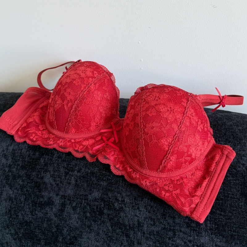 Krūšturių komplektas, nėrinių nailonas; Taurė 3/4; Taurės forma: viršuje plona, apačioje stora; Nuimamos dvigubos petnešėlės; Nugaros užsegimas su keturiais kabliukais ir kilpomis (Nėriniai nailonas; Taurė 3/4; Taurės forma: viršuje plona, apačioje stora; 