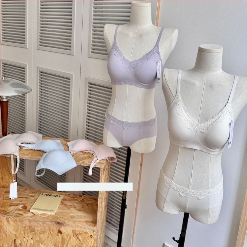 Liemenėlių komplektas – 3/4 puodelio, ploni formuoti puodeliai, pagrindinis audinys nailonas, nugaros užsegimas su trim eilių kabliukais, fiksuoti dvigubi petnešos