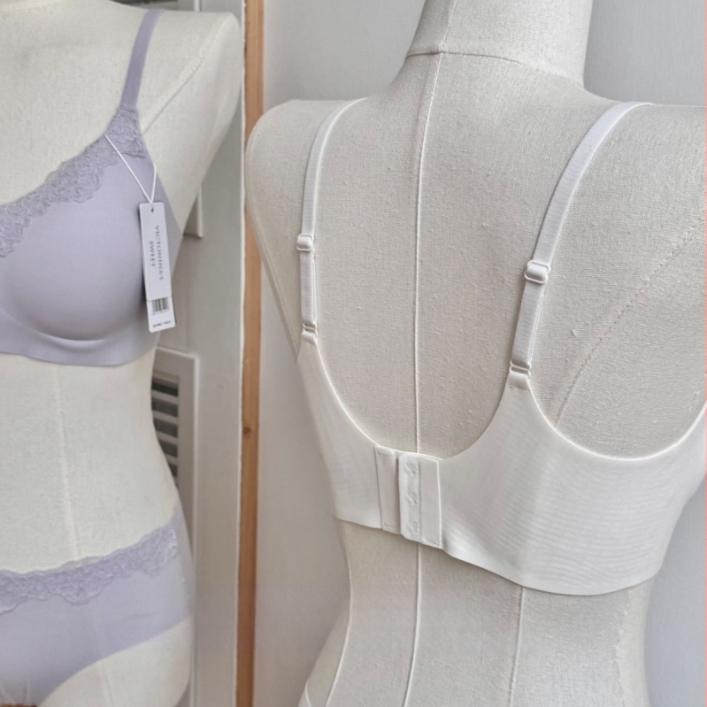 Liemenėlių komplektas – 3/4 puodelio, ploni formuoti puodeliai, pagrindinis audinys nailonas, nugaros užsegimas su trim eilių kabliukais, fiksuoti dvigubi petnešos