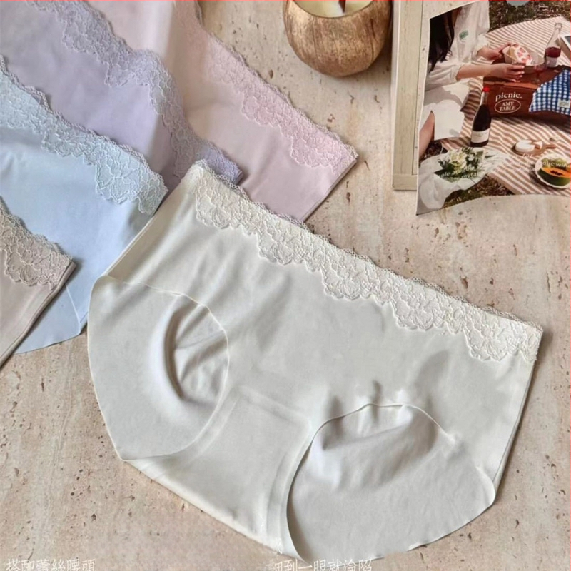 Liemenėlių komplektas – 3/4 puodelio, ploni formuoti puodeliai, pagrindinis audinys nailonas, nugaros užsegimas su trim eilių kabliukais, fiksuoti dvigubi petnešos