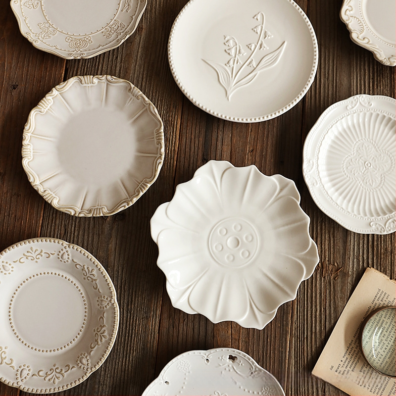 Portselninė lėkštė su krosninės glazūros paviršiumi, dryžių raštas, nėrinių formos, šviesus prabangus retro stilius