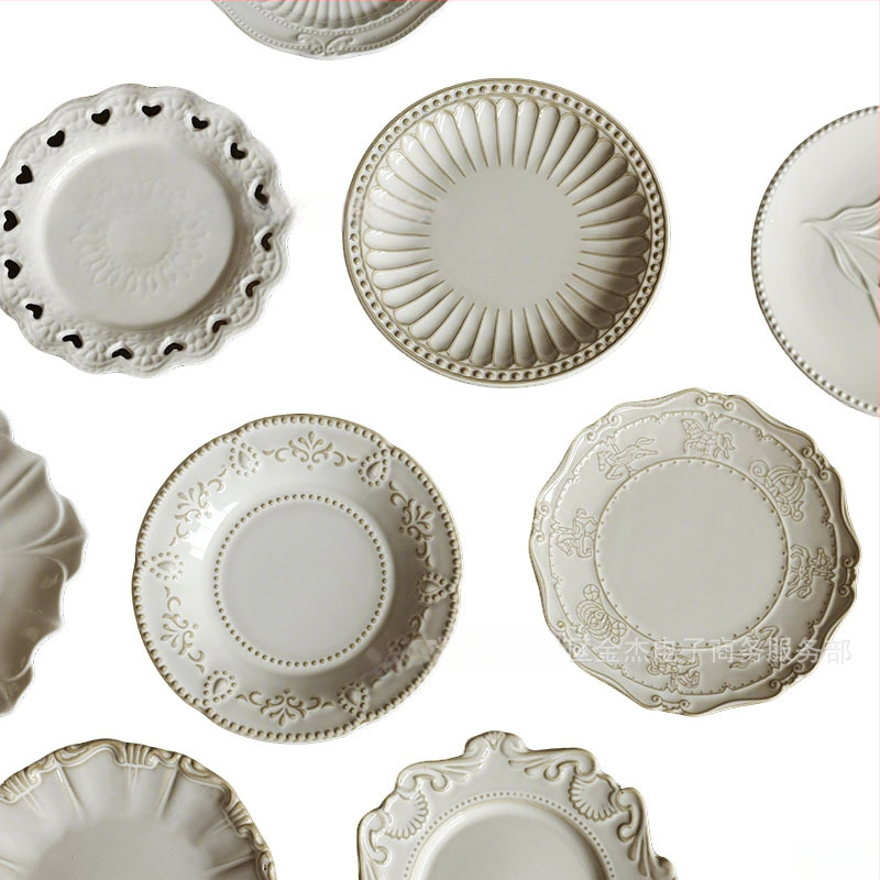 Portselninė lėkštė su krosninės glazūros paviršiumi, dryžių raštas, nėrinių formos, šviesus prabangus retro stilius