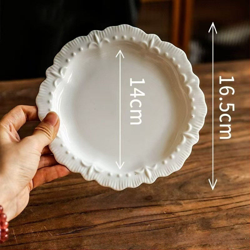 Portselninė lėkštė su krosninės glazūros paviršiumi, dryžių raštas, nėrinių formos, šviesus prabangus retro stilius