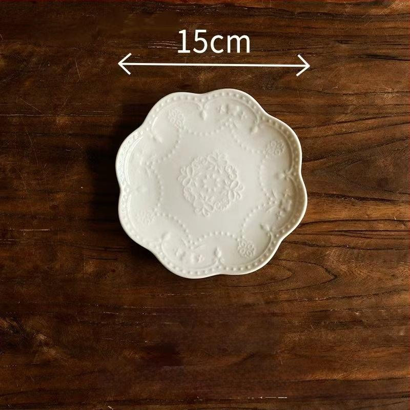 Portselninė lėkštė su krosninės glazūros paviršiumi, dryžių raštas, nėrinių formos, šviesus prabangus retro stilius