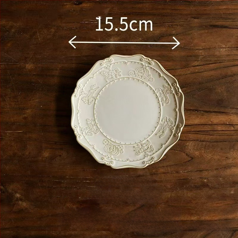 Portselninė lėkštė su krosninės glazūros paviršiumi, dryžių raštas, nėrinių formos, šviesus prabangus retro stilius