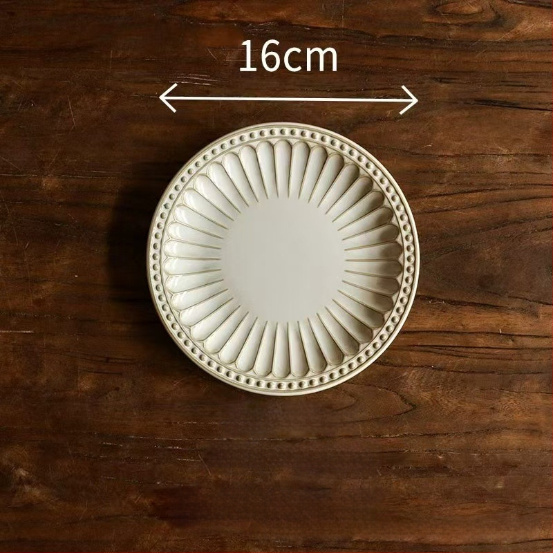 Portselninė lėkštė su krosninės glazūros paviršiumi, dryžių raštas, nėrinių formos, šviesus prabangus retro stilius