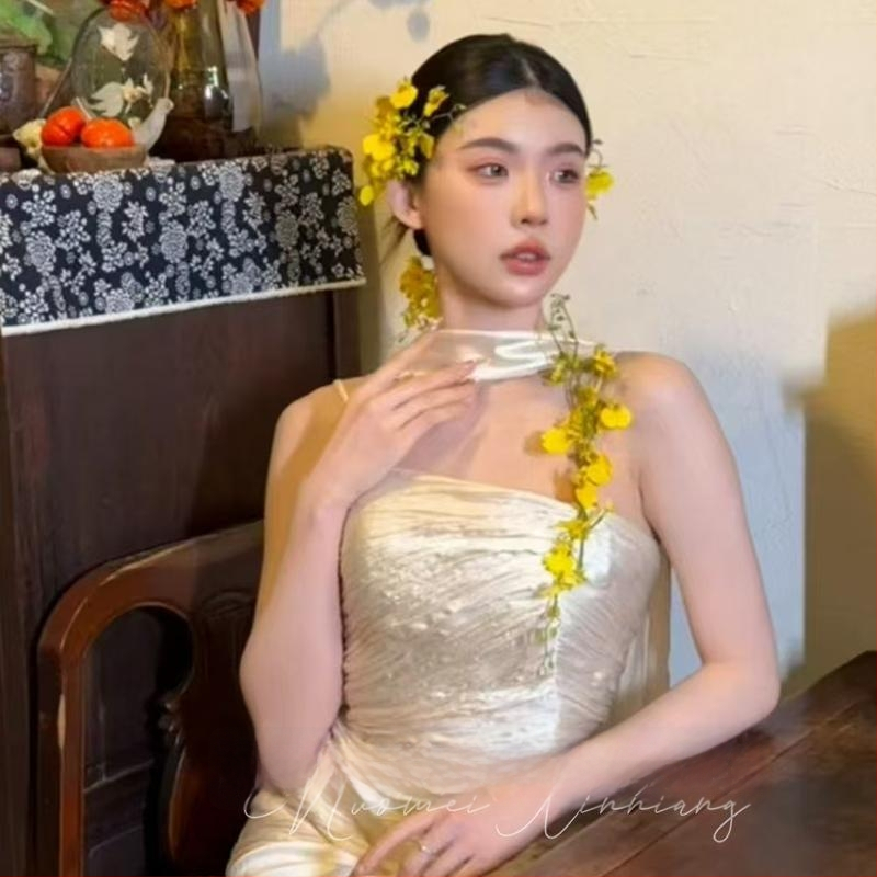 Gyermekeknek szóló hajtű — fémből készült orchideás dísz, fotókellék, menyasszonyi hajdísz