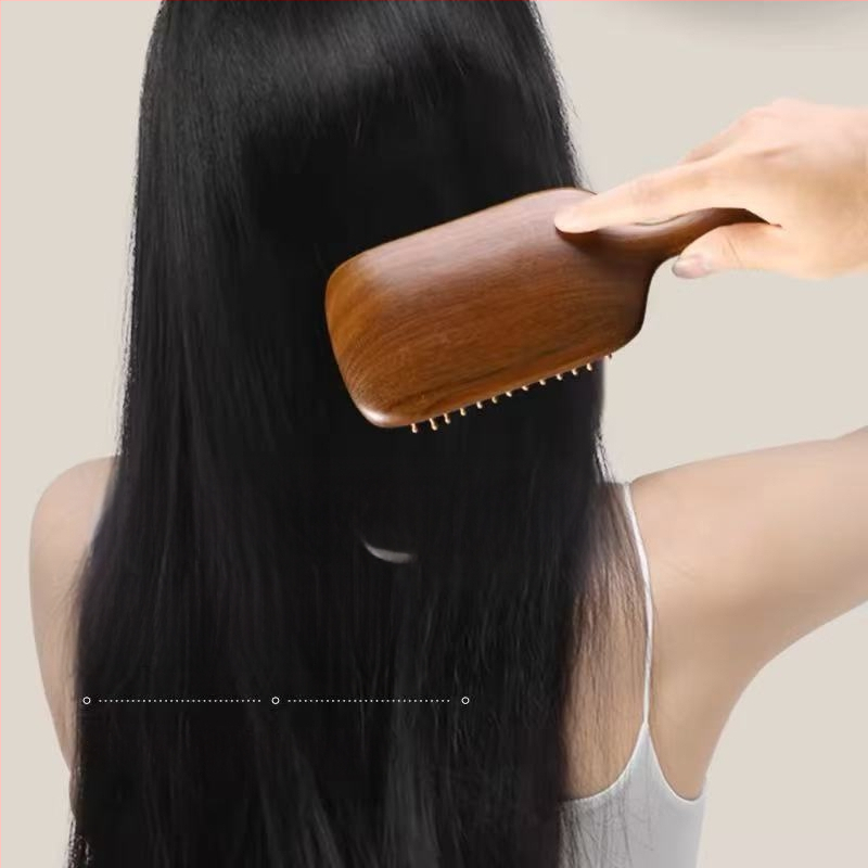 Medinė šukė iš sandalų medžio su oro pagalvės masažui galvos odai ir meridianams, skirta namų naudojimui