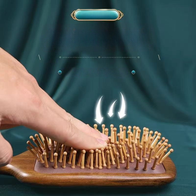 Medinė šukė iš sandalų medžio su oro pagalvės masažui galvos odai ir meridianams, skirta namų naudojimui