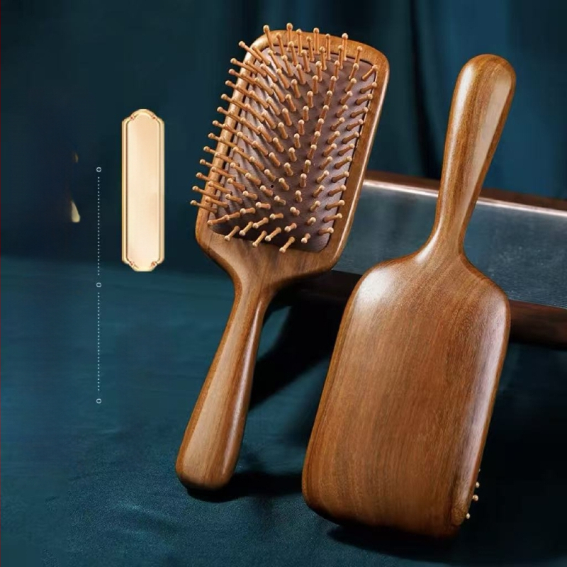 Medinė šukė iš sandalų medžio su oro pagalvės masažui galvos odai ir meridianams, skirta namų naudojimui