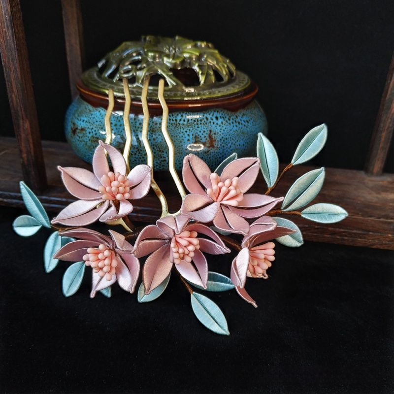 Gėlių dizaino plaukų segtukas iš vilnos, rankų darbo su krištolo akcentais