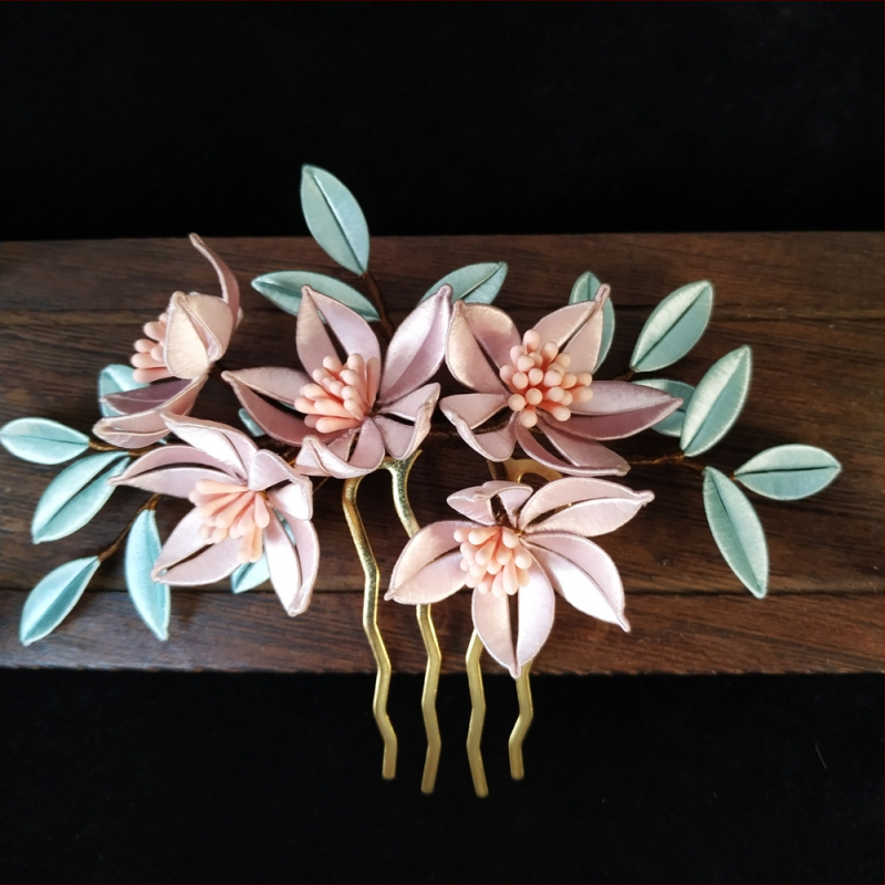 Gėlių dizaino plaukų segtukas iš vilnos, rankų darbo su krištolo akcentais