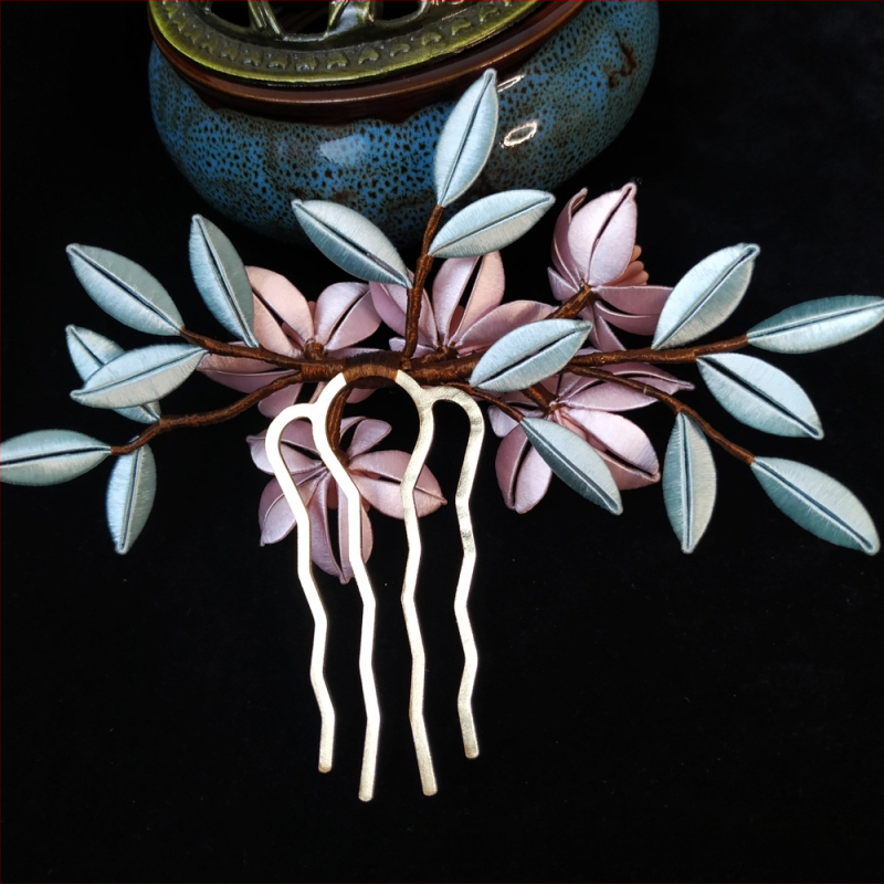 Gėlių dizaino plaukų segtukas iš vilnos, rankų darbo su krištolo akcentais