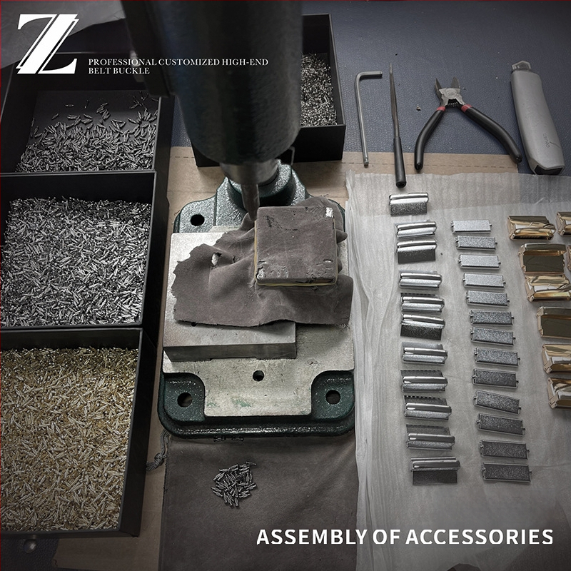 Vyrinė automatinė diržo sagtis iš lydinio, D formos, pritaikoma, verslo reikmėms.